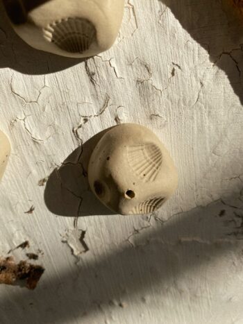 minimalistyczna podstawka ceramiczna do kadzidła patyczkowego