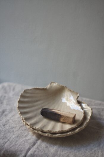 Ceramiczna podstawka muszla raw